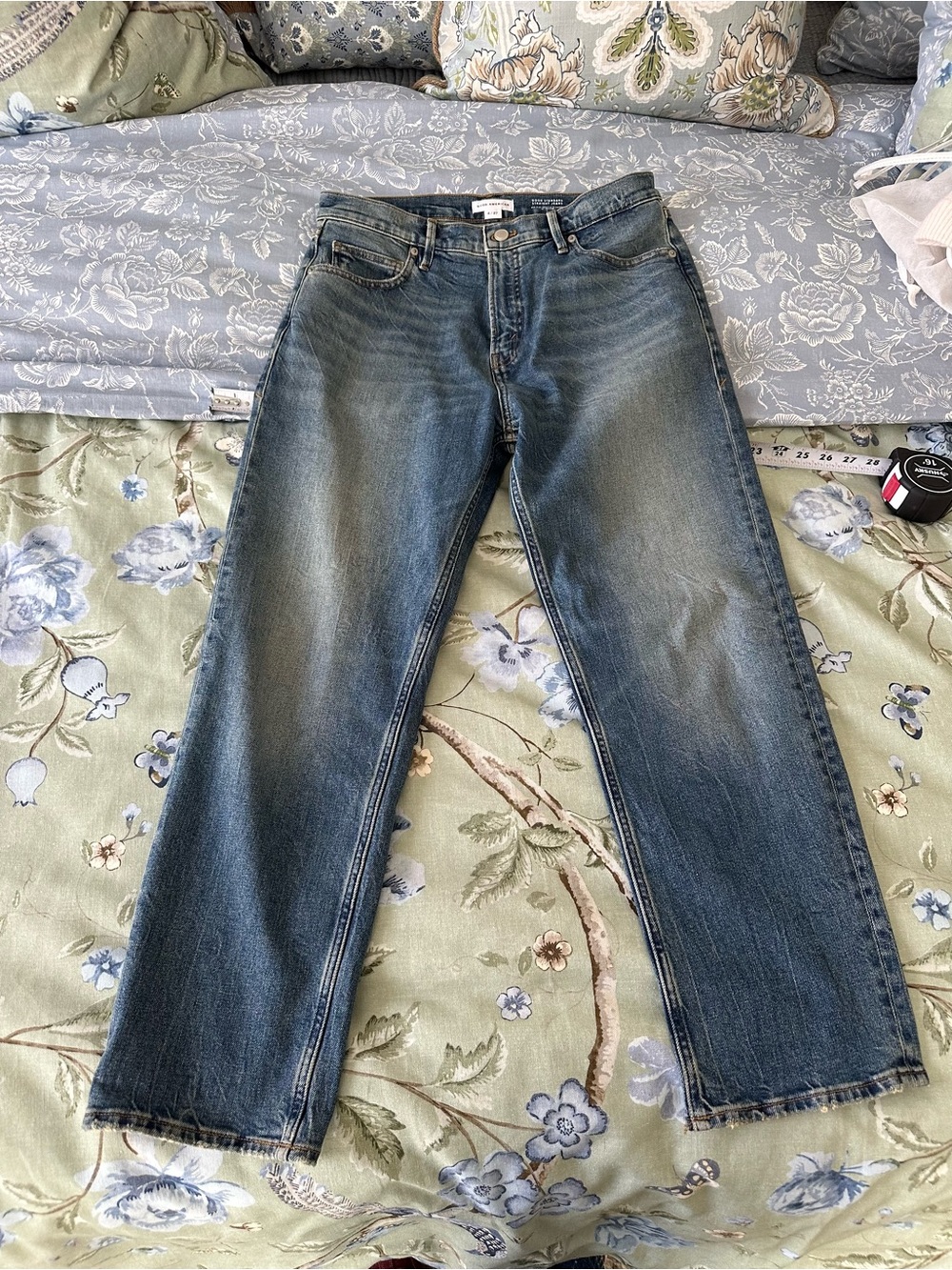 Good American Mid-Rise Relaxed Straight Leg Jeans in Faded Blue Wash Size 4 / 27